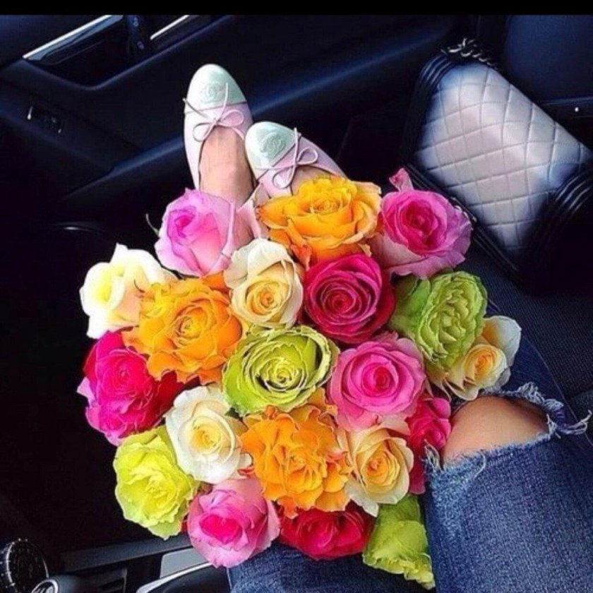 Букет цветов в машине
