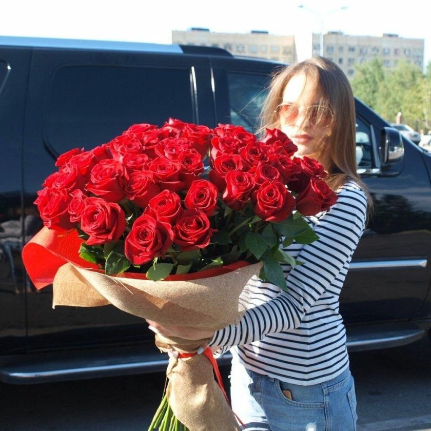 Букет цветов в машине