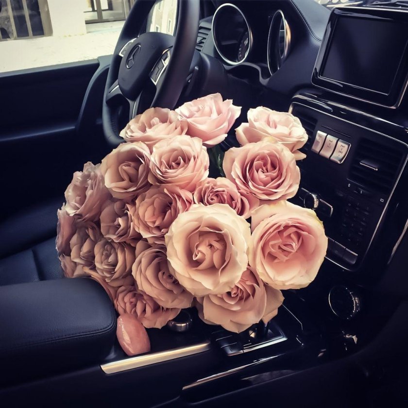 Букет цветов в машине