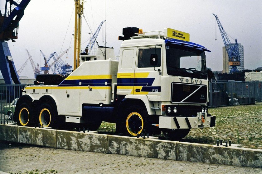 Грузовой эвакуатор вольво 10х10