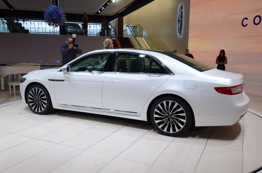 Линкольн Континенталь 2017 года.