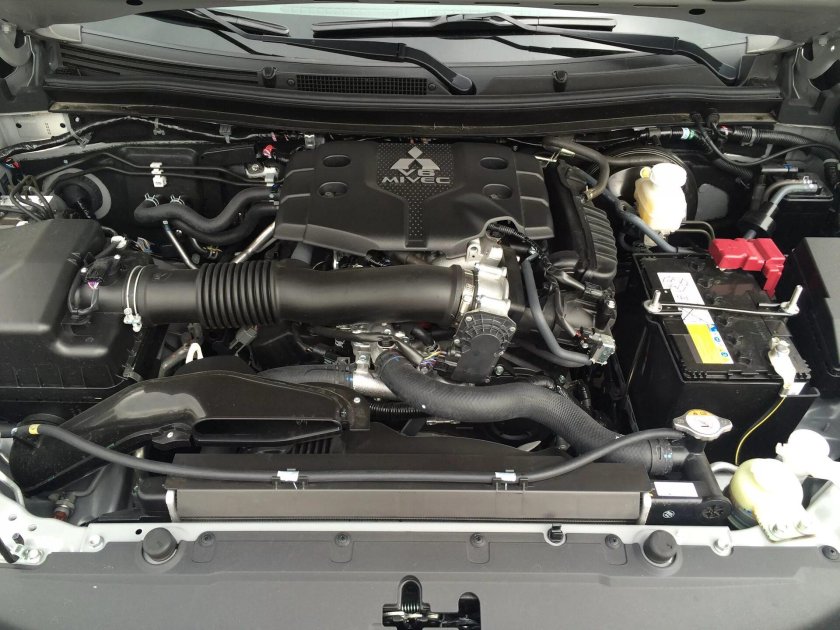 Мицубиси Паджеро 4 под капотом