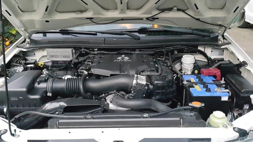 Моторный отсек Мицубиси Паджеро спорт 2