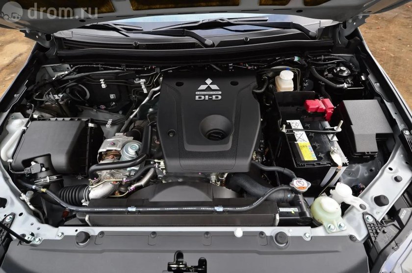 Подкапотное пространство Mitsubishi Pajero Sport дизель