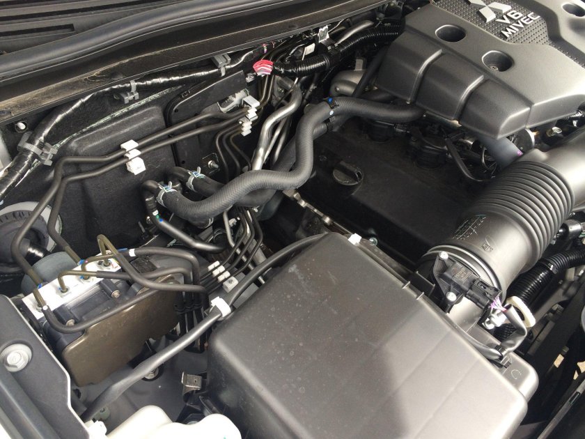 Мицубиси Паджеро 4 под капотом