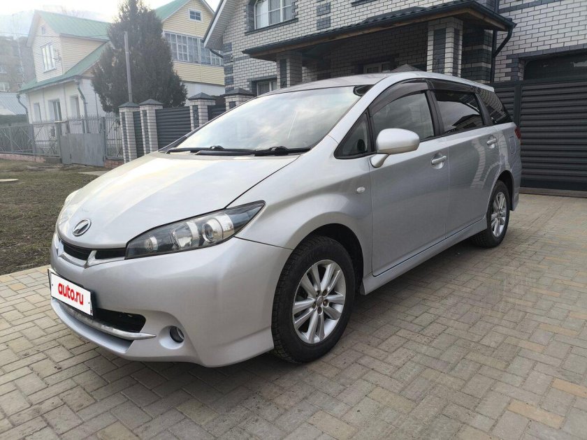 Тойота виш 2010