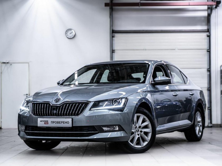 Шкода Суперб 2019 темно серая