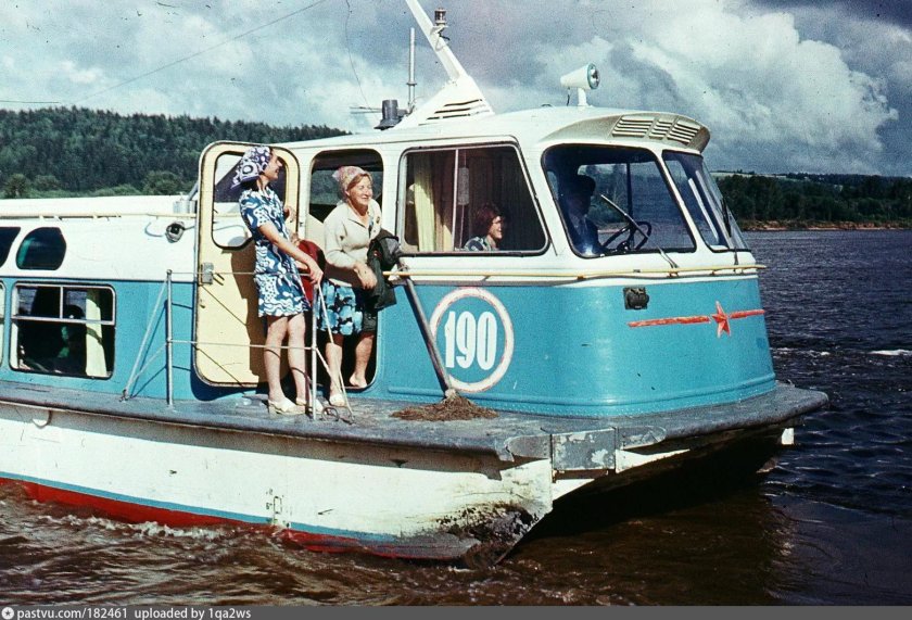 Теплоход Заря