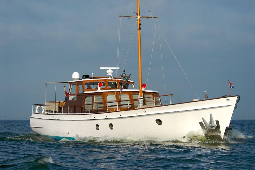 Моторно парусная яхта Дюгонь