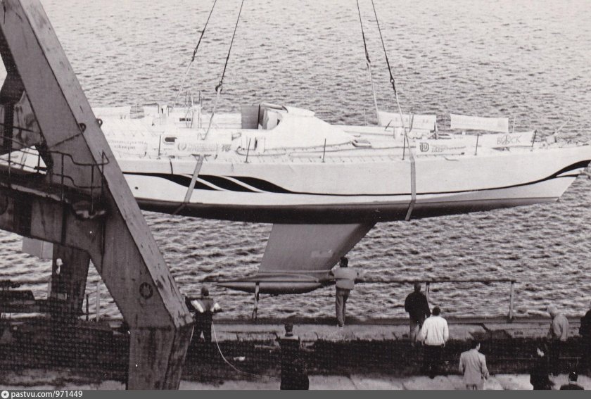 Спуск яхты на воду