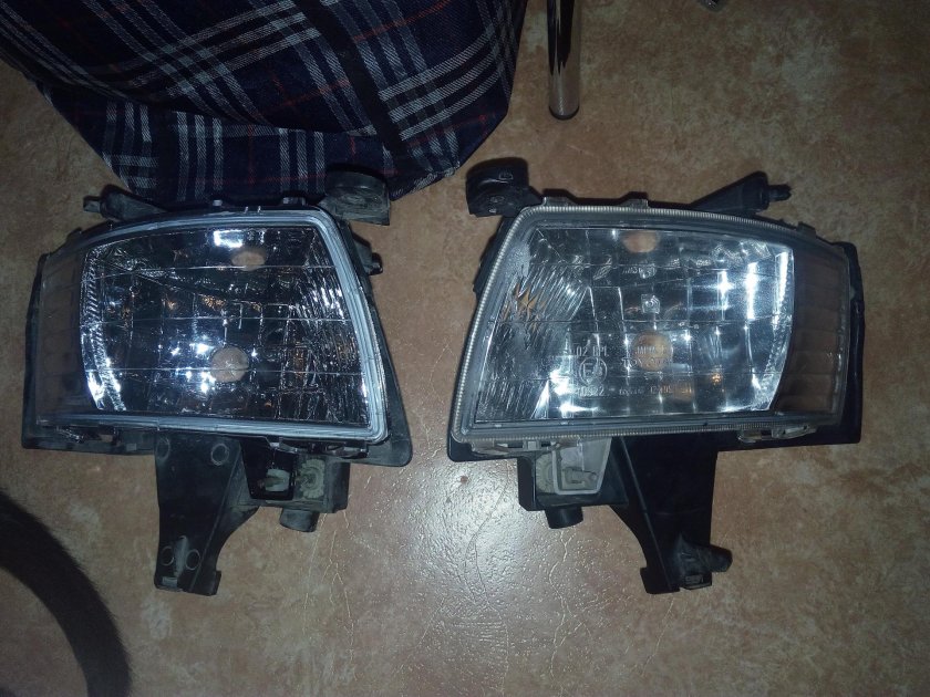 Противотуманные фары Тойота Филдер 2003 года