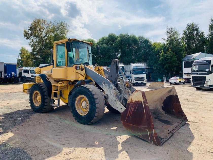 Погрузчик Вольво 90