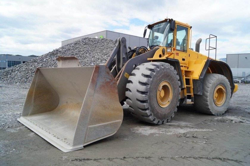 Фронтальный погрузчик Вольво 220