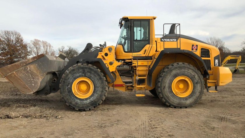 Фронтальный погрузчик Вольво 220