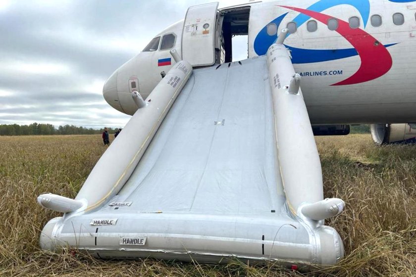 Аварийный трап самолета