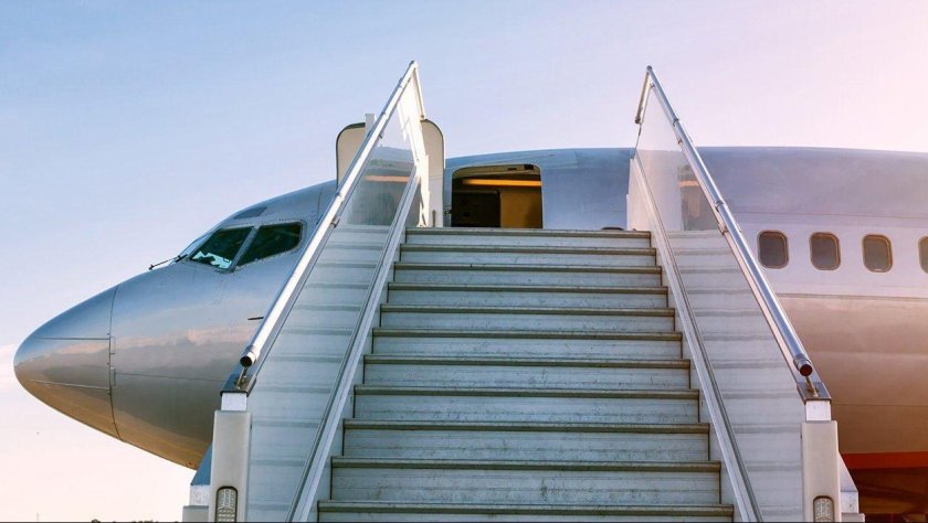 Самолет с лестницей