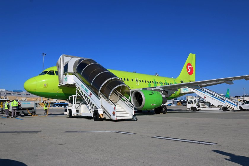 Самолет s7 с трапа