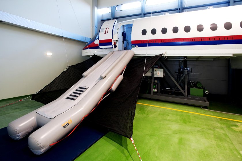 SSJ 100 надувной трап