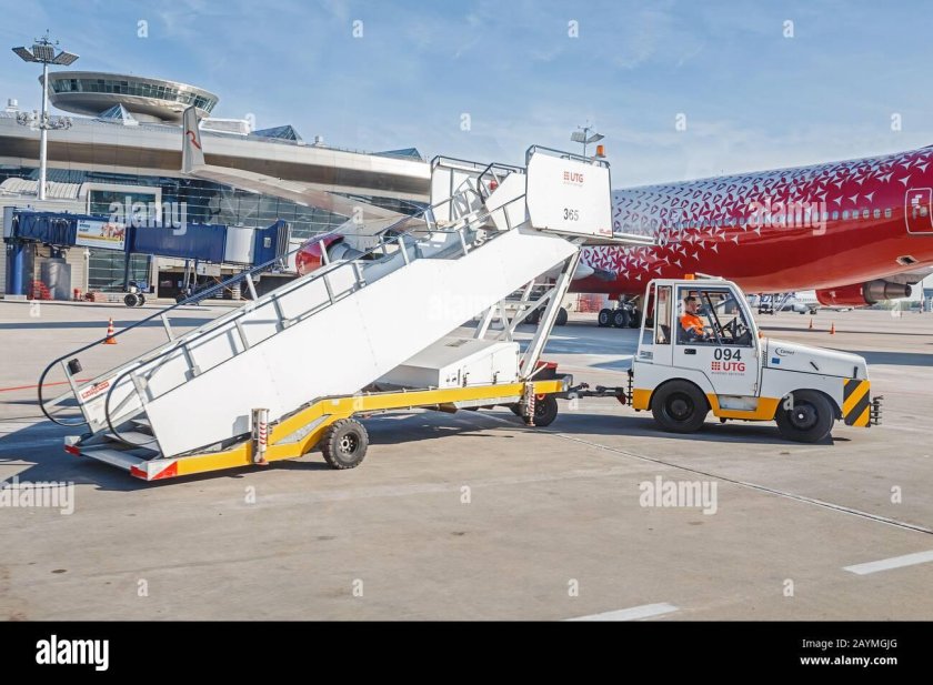 Машина с лестницей для самолета