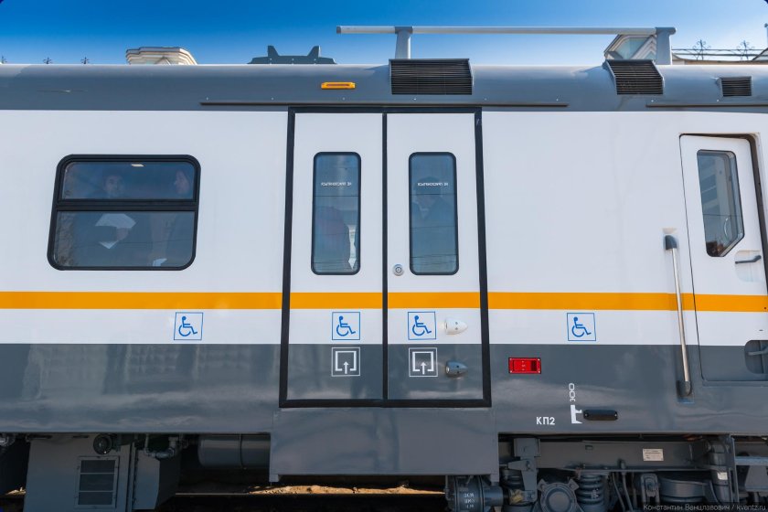 Моторный вагон эп2д