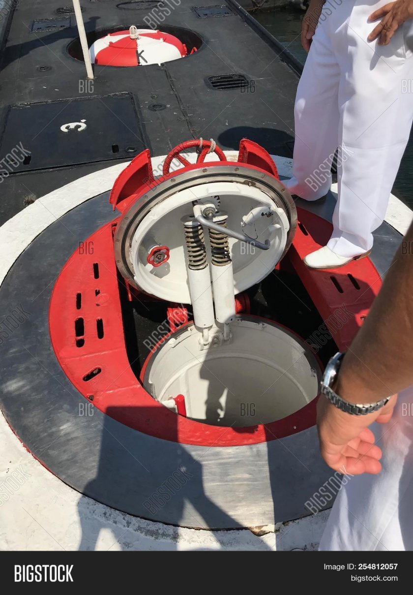 Рубочный люк подводной лодки