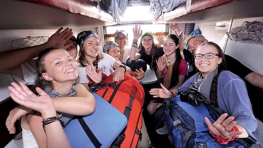 Пассажиры в вагоне поезда