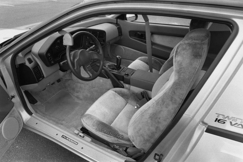 Plymouth Laser 1990 салон