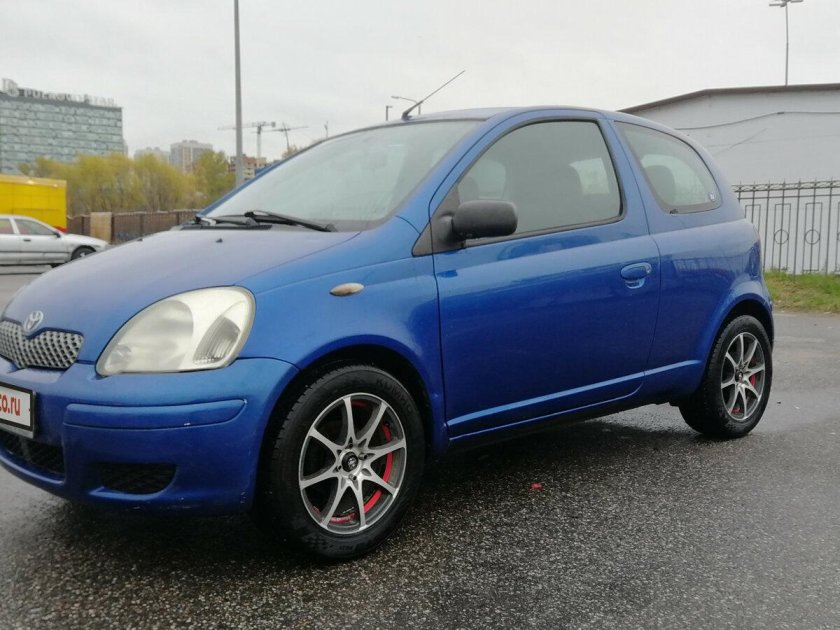 Тойота Ярис 2003 года