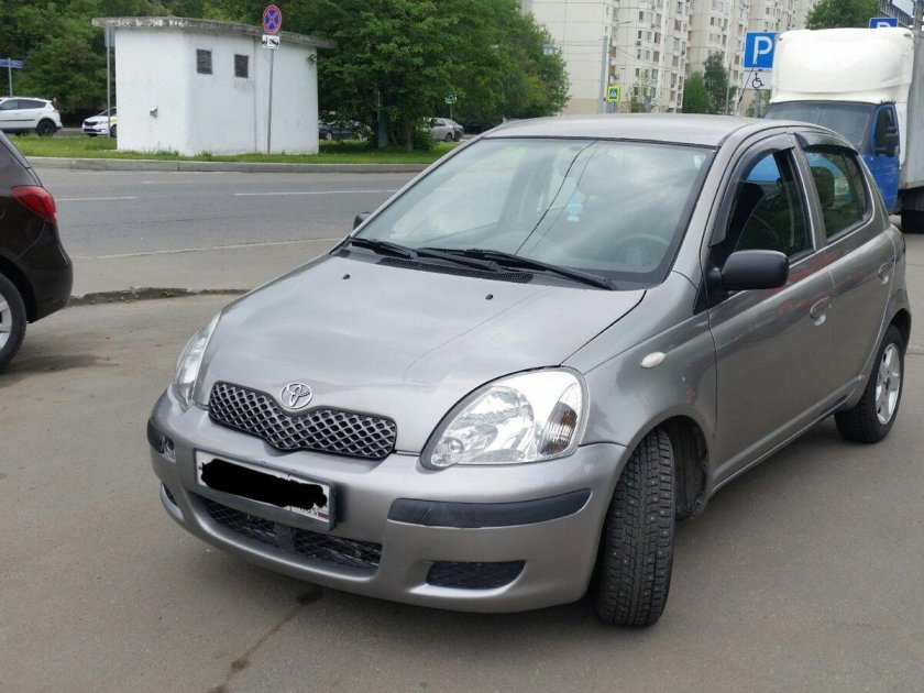 Тойота Ярис 2003 года