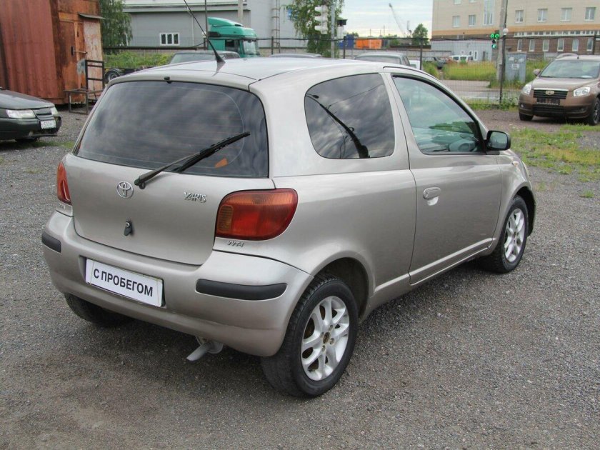 Тойота Ярис 2003 года