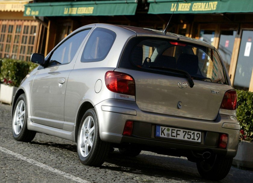 Тойота Ярис 1 поколения