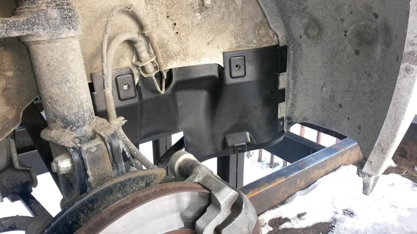 Грязезащитные щитки моторного отсека 2110