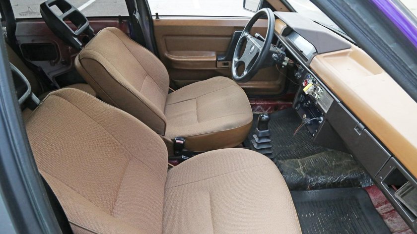 Коричневый саломосквич 2141