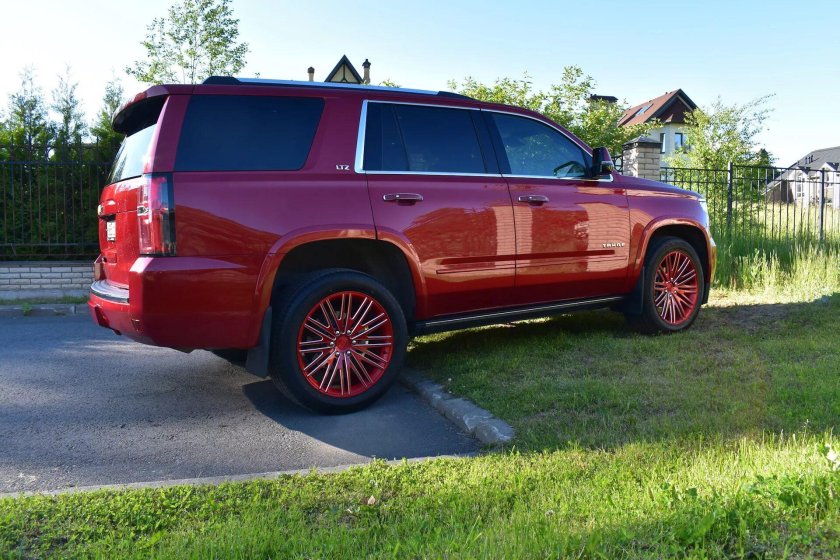 Chevrolet Tahoe красный