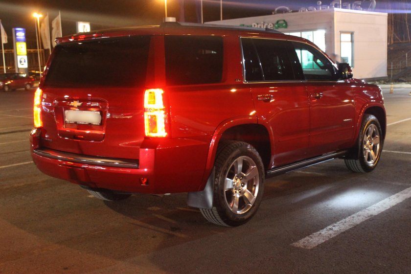 Шевроле Тахо красный