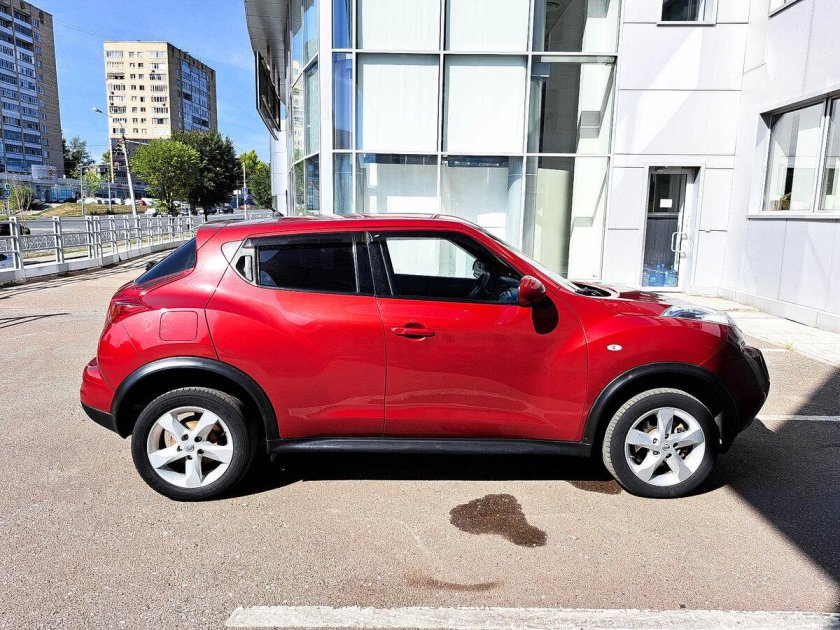 Ниссан Жук черный с красным