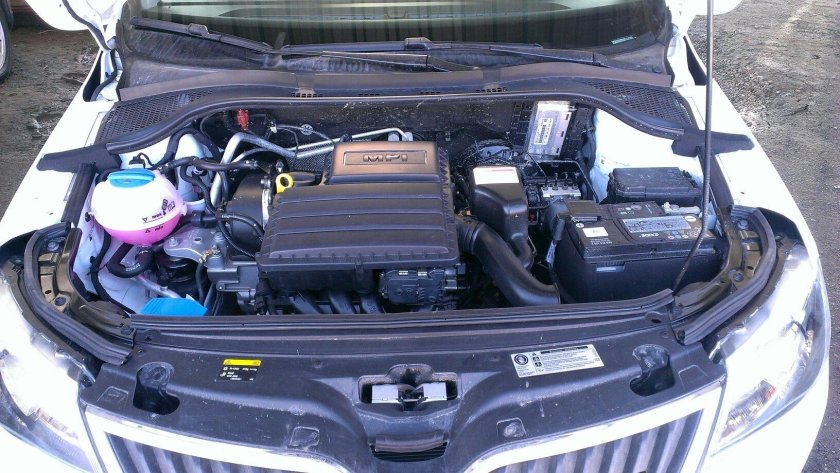 Шкода Рапид моторный отсек