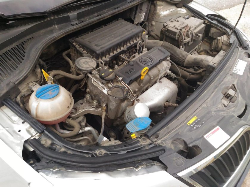 Подкапотное пространство Шкода Рапид 1.6