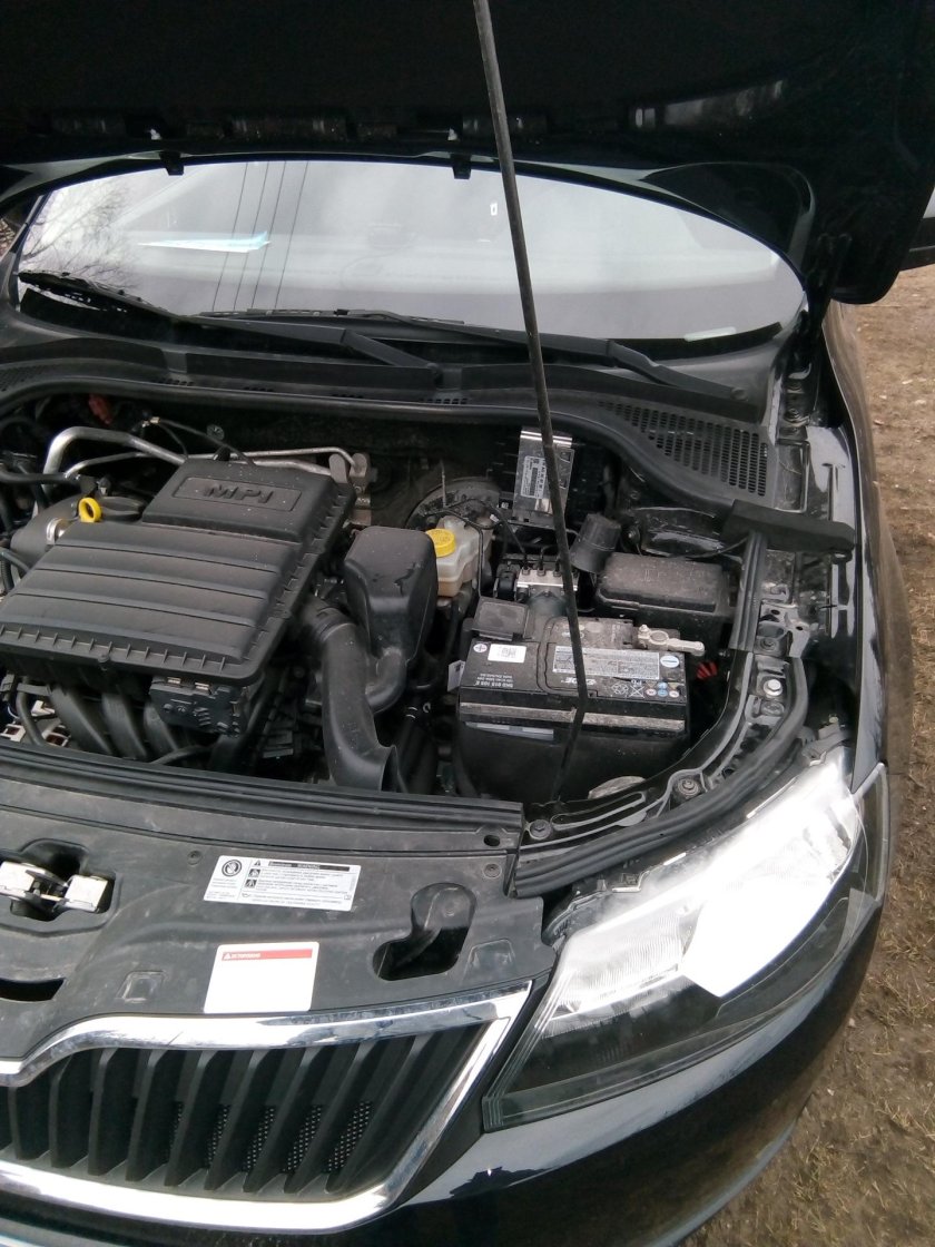 Шкода Рапид моторный отсек