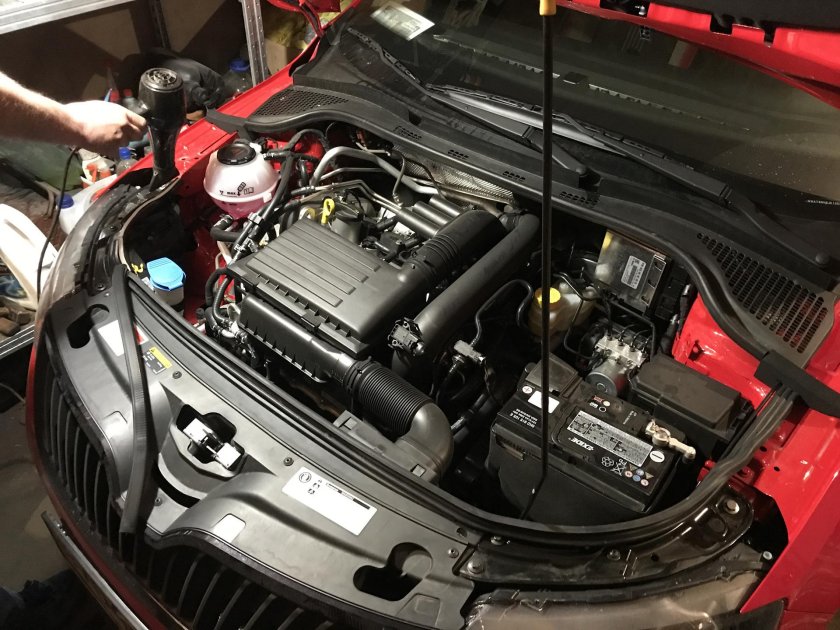 Шкода Рапид моторный отсек