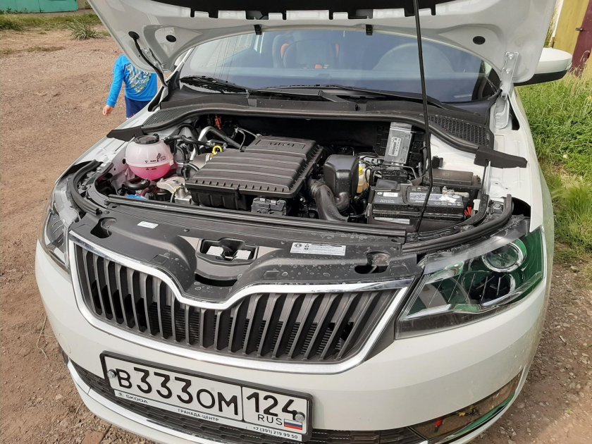 Шкода Рапид моторный отсек