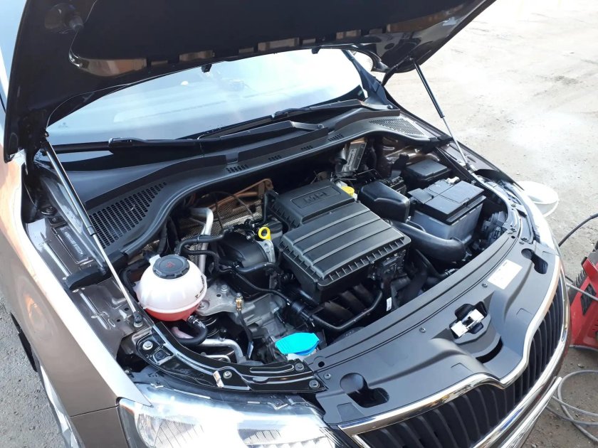 Шкода Рапид моторный отсек