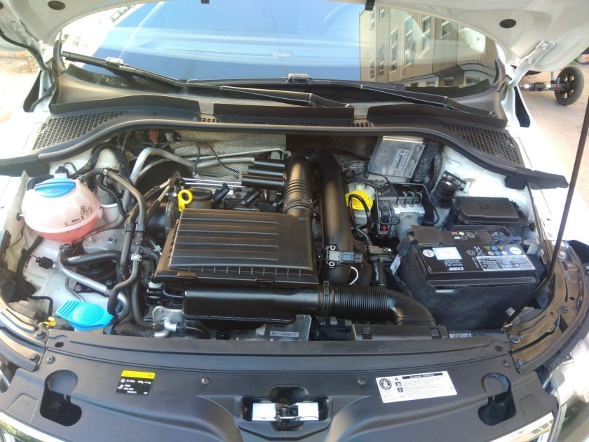 Шкода Рапид подкапотное 1.6