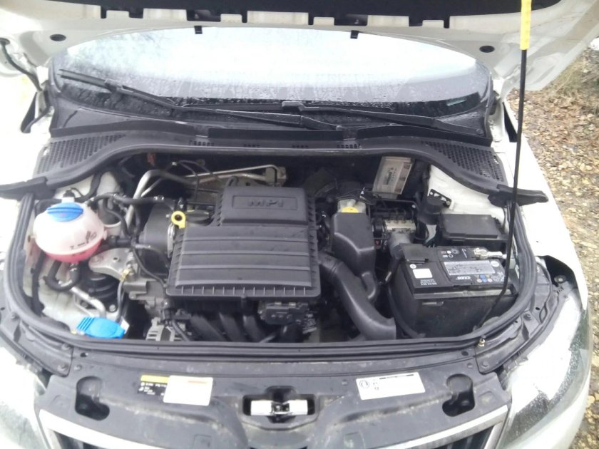 Шкода Рапид моторный отсек