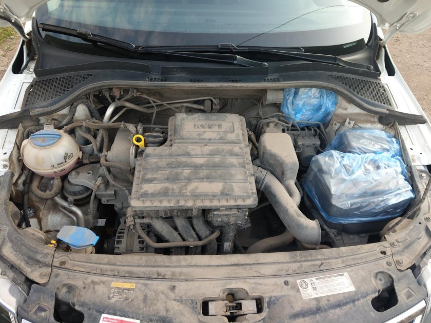 Шкода Рапид моторный отсек