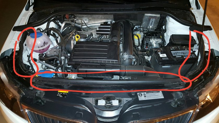 Шкода Рапид моторный отсек