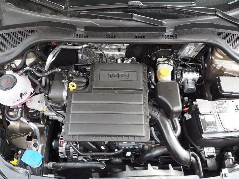 Шкода Рапид моторный отсек