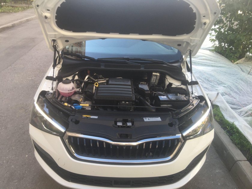 Шкода Рапид моторный отсек