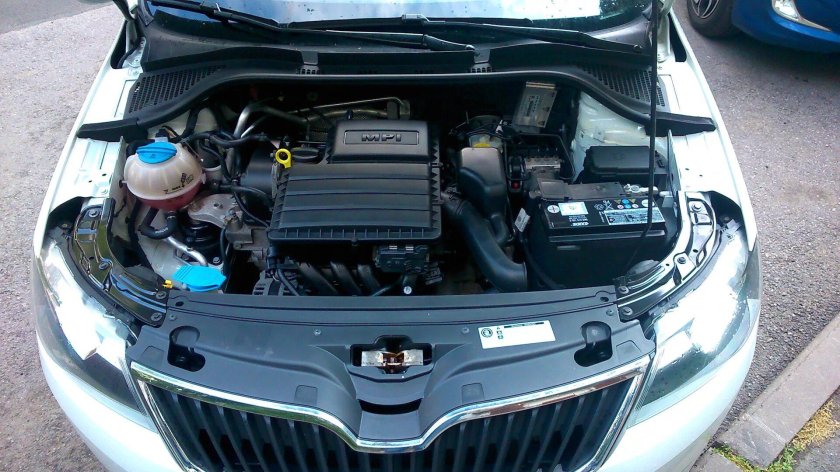 Подкапотное пространство шкода рапид