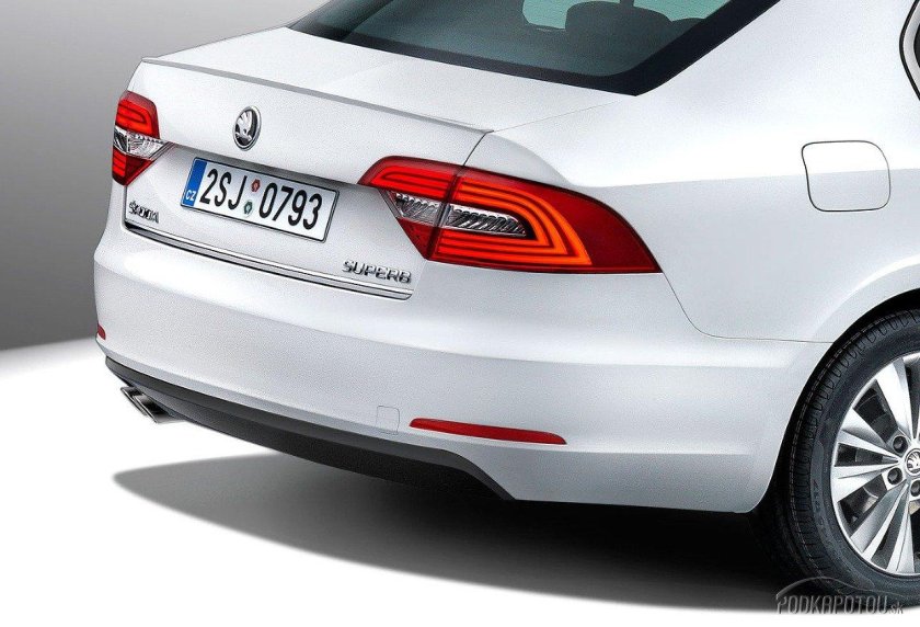 Шкода Суперб 2013 сзади